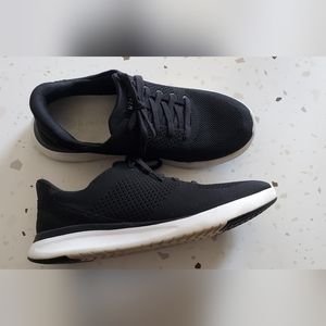 Kizip black sneakers